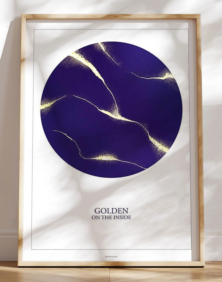 Golden On The Inside Kunstplakat Med Grafisk Guldeffekt