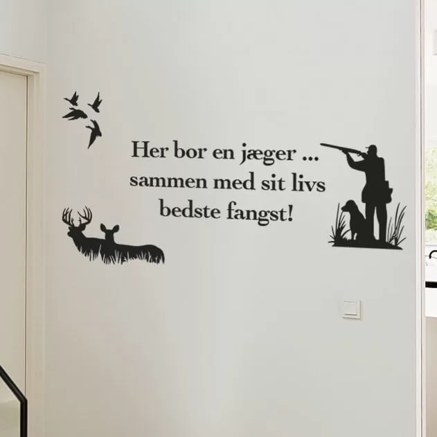 Her Bor En Jæger Wallsticker