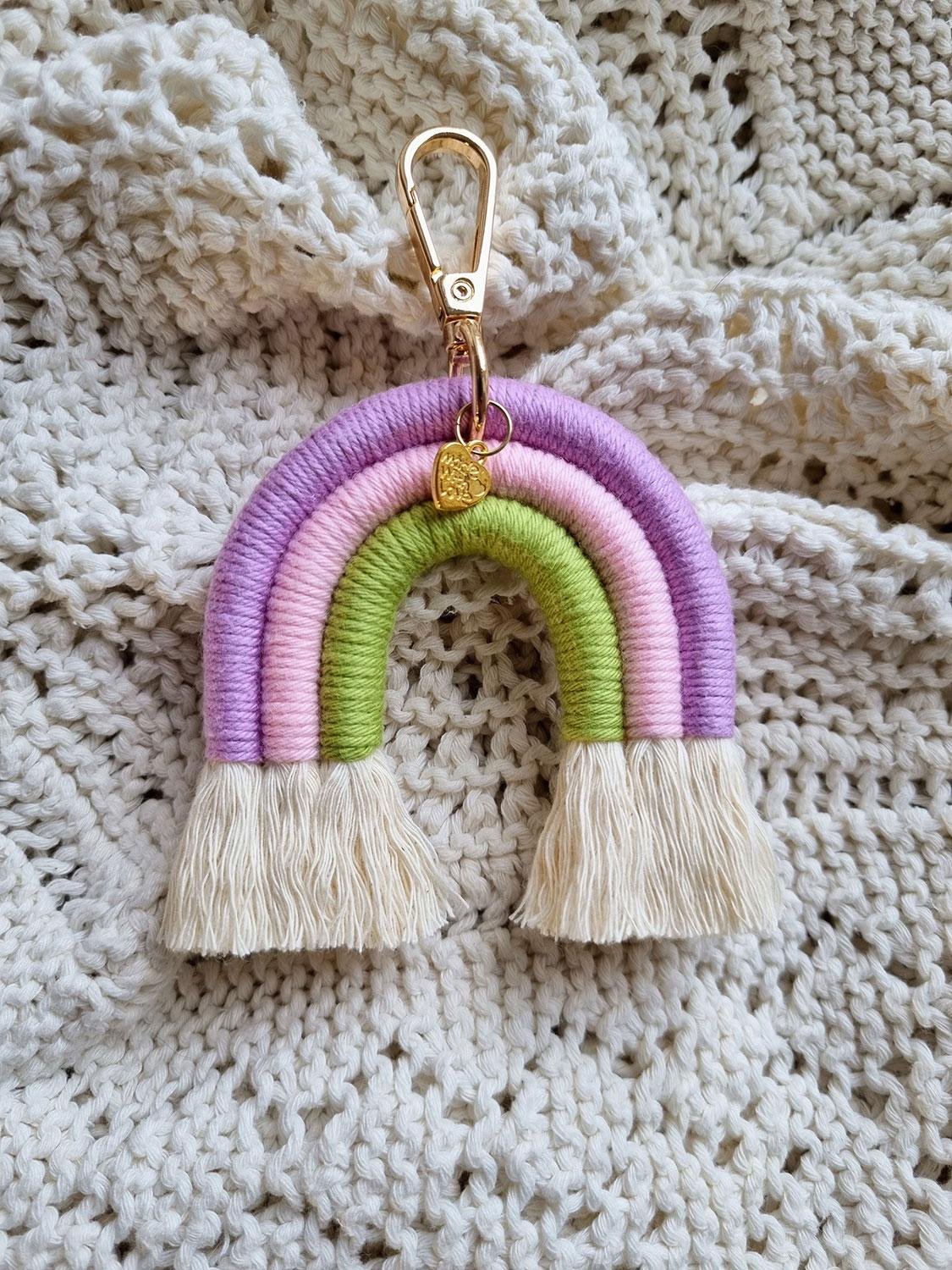 Macrame Regnbue Nøglering Lilla Pink Grøn