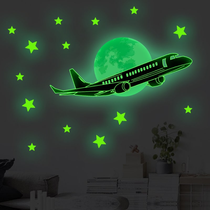 Selvlysende Wallsticker Til Den Lille Pilot  Stjernehimmel Med En Flyver Foran Månen Samt Masser Af Stjerner