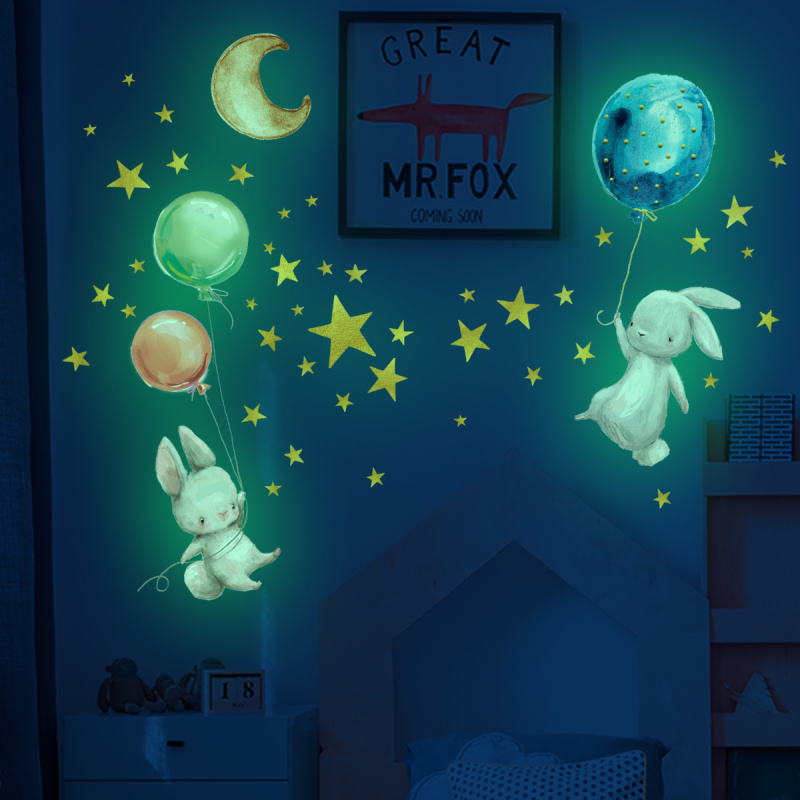 Sød Selvlysende Wallsticker Med To Små Kaniner Der Svæver Med Balloner  Omgivet Af Masser Af Stjerner