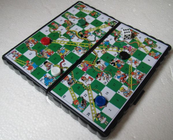 Mini Snakes   Ladders Magnetic Travel Game Toy Gift  Crazy Tilbud