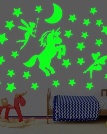 Sød Selvlysende Wallsticker Med En Enhjørning  Feer  Måne Og Masser Af Stjerner